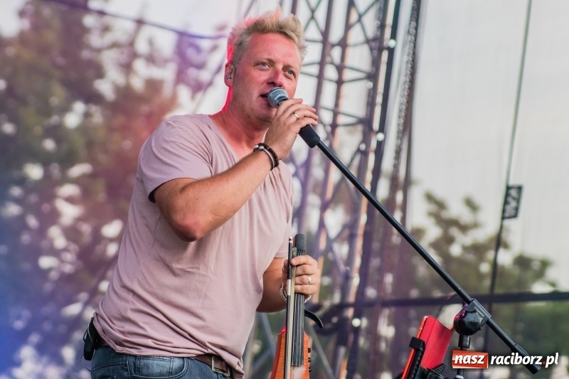 Zdjęcie w galerii na portalu naszraciborz.pl: Bartnicky Band rozgrzewał publikę na pl. Długosza FOTO i WIDEO wiadomości z regionu