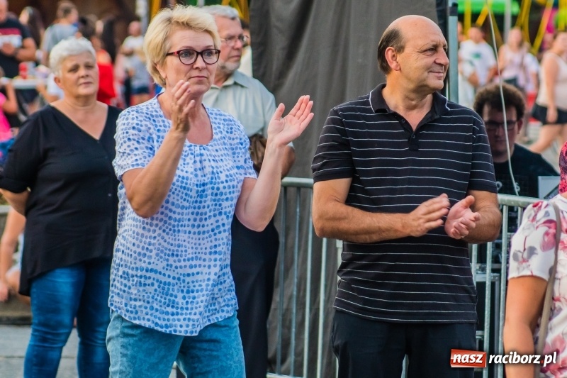 Zdjęcie w galerii na portalu naszraciborz.pl: Bartnicky Band rozgrzewał publikę na pl. Długosza FOTO i WIDEO wiadomości z regionu