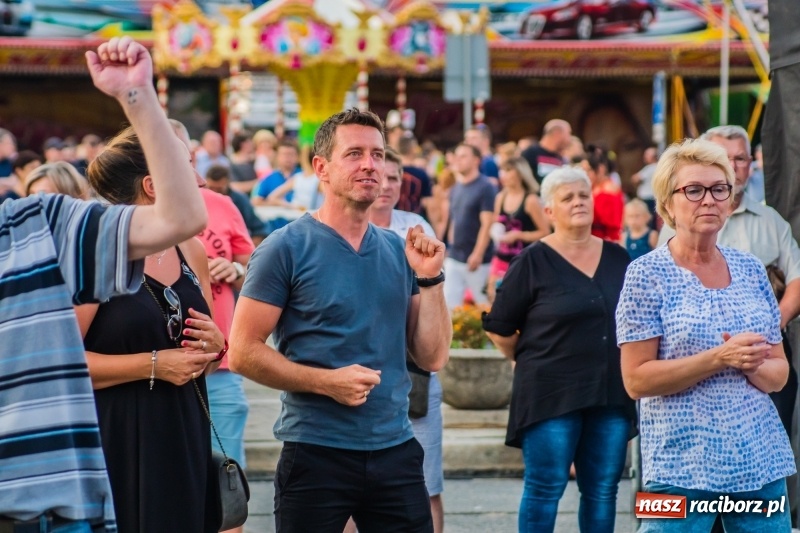 Zdjęcie w galerii na portalu naszraciborz.pl: Bartnicky Band rozgrzewał publikę na pl. Długosza FOTO i WIDEO wiadomości z regionu