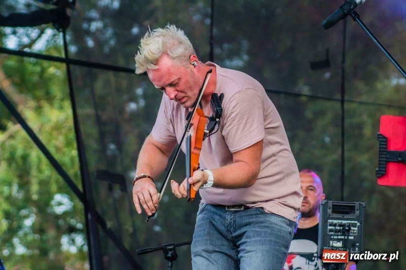 Zdjęcie w galerii na portalu naszraciborz.pl: Bartnicky Band rozgrzewał publikę na pl. Długosza FOTO i WIDEO wiadomości z regionu