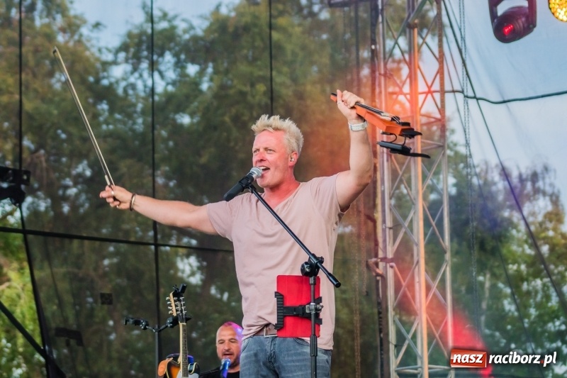 Zdjęcie w galerii na portalu naszraciborz.pl: Bartnicky Band rozgrzewał publikę na pl. Długosza FOTO i WIDEO wiadomości z regionu