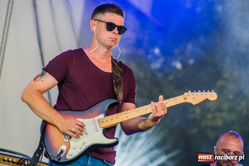Zdjęcie w galerii na portalu naszraciborz.pl: Bartnicky Band rozgrzewał publikę na pl. Długosza FOTO i WIDEO wiadomości z regionu