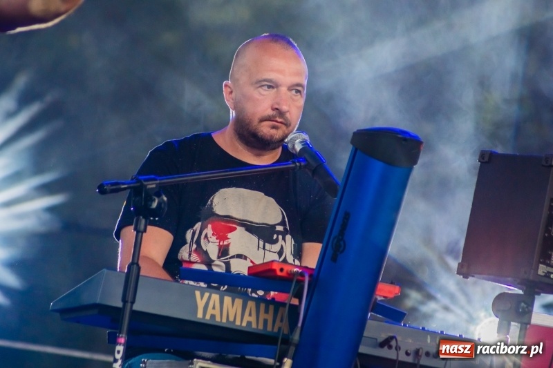 Zdjęcie w galerii na portalu naszraciborz.pl: Bartnicky Band rozgrzewał publikę na pl. Długosza FOTO i WIDEO wiadomości z regionu