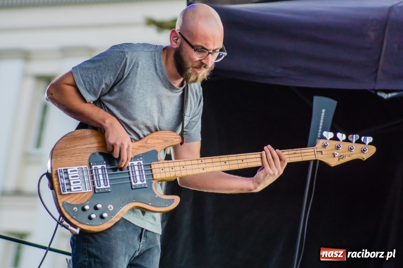 Zdjęcie w galerii na portalu naszraciborz.pl: Bartnicky Band rozgrzewał publikę na pl. Długosza FOTO i WIDEO wiadomości z regionu