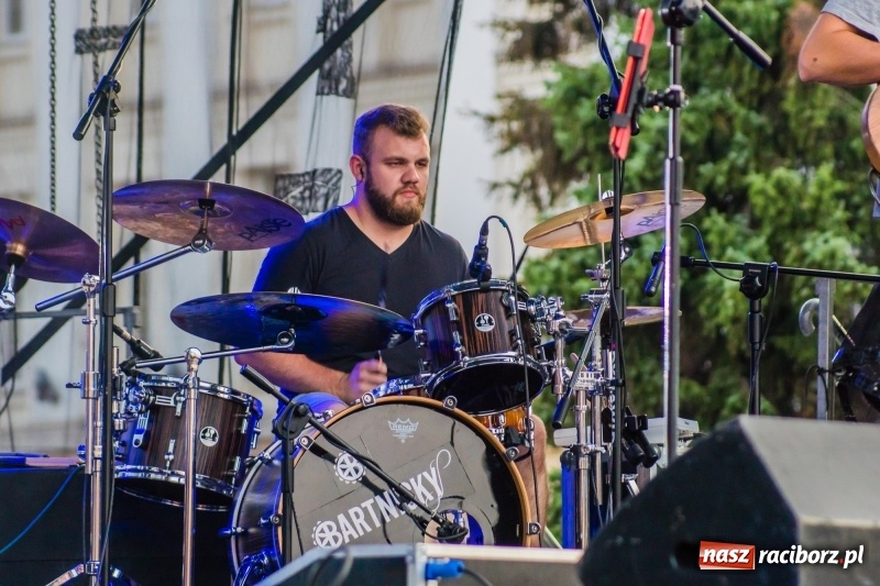 Zdjęcie w galerii na portalu naszraciborz.pl: Bartnicky Band rozgrzewał publikę na pl. Długosza FOTO i WIDEO wiadomości z regionu