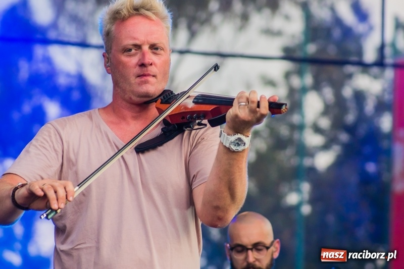 Zdjęcie w galerii na portalu naszraciborz.pl: Bartnicky Band rozgrzewał publikę na pl. Długosza FOTO i WIDEO wiadomości z regionu