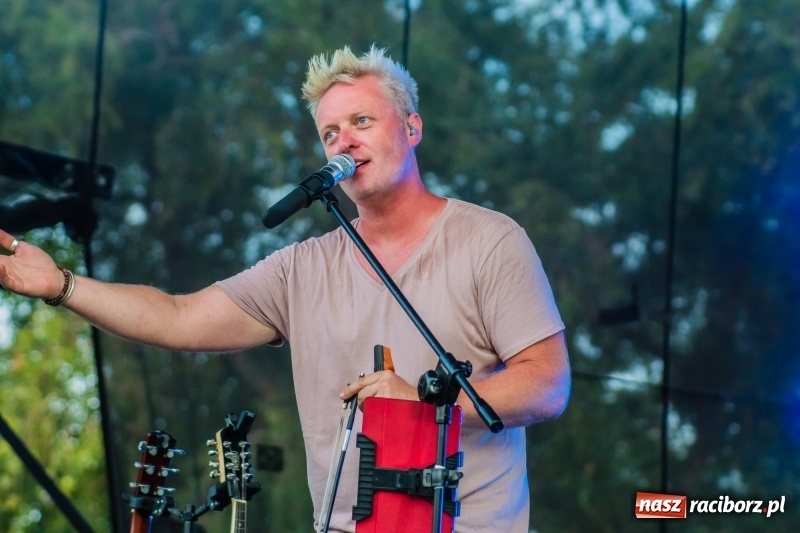 Zdjęcie w galerii na portalu naszraciborz.pl: Bartnicky Band rozgrzewał publikę na pl. Długosza FOTO i WIDEO wiadomości z regionu