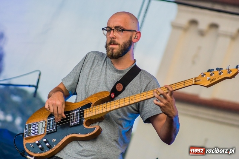 Zdjęcie w galerii na portalu naszraciborz.pl: Bartnicky Band rozgrzewał publikę na pl. Długosza FOTO i WIDEO wiadomości z regionu