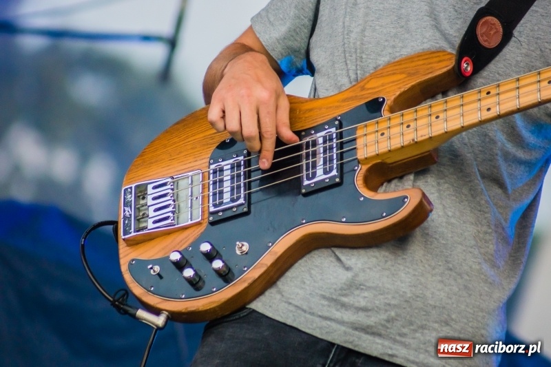 Zdjęcie w galerii na portalu naszraciborz.pl: Bartnicky Band rozgrzewał publikę na pl. Długosza FOTO i WIDEO wiadomości z regionu