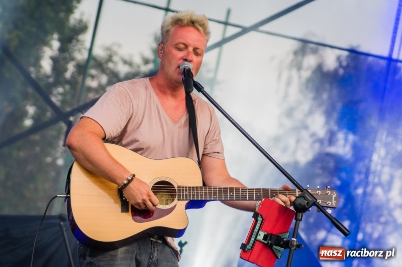 Zdjęcie w galerii na portalu naszraciborz.pl: Bartnicky Band rozgrzewał publikę na pl. Długosza FOTO i WIDEO wiadomości z regionu