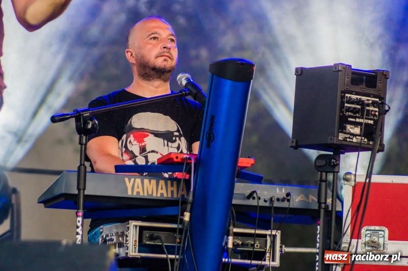 Zdjęcie w galerii na portalu naszraciborz.pl: Bartnicky Band rozgrzewał publikę na pl. Długosza FOTO i WIDEO wiadomości z regionu