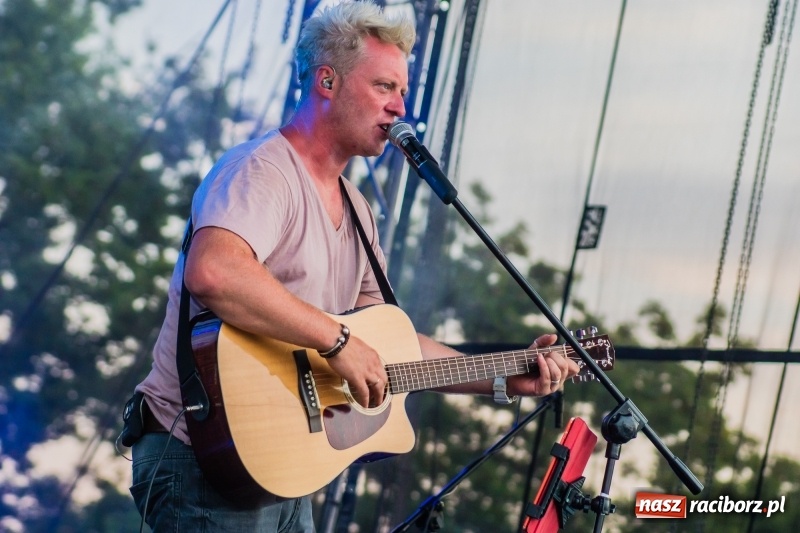 Zdjęcie w galerii na portalu naszraciborz.pl: Bartnicky Band rozgrzewał publikę na pl. Długosza FOTO i WIDEO wiadomości z regionu