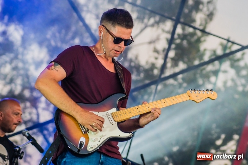 Zdjęcie w galerii na portalu naszraciborz.pl: Bartnicky Band rozgrzewał publikę na pl. Długosza FOTO i WIDEO wiadomości z regionu