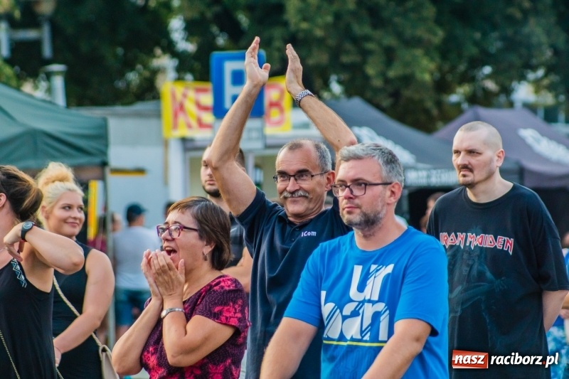 Zdjęcie w galerii na portalu naszraciborz.pl: Bartnicky Band rozgrzewał publikę na pl. Długosza FOTO i WIDEO wiadomości z regionu