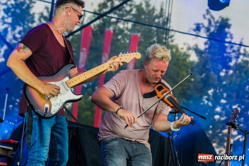 Zdjęcie w galerii na portalu naszraciborz.pl: Bartnicky Band rozgrzewał publikę na pl. Długosza FOTO i WIDEO wiadomości z regionu