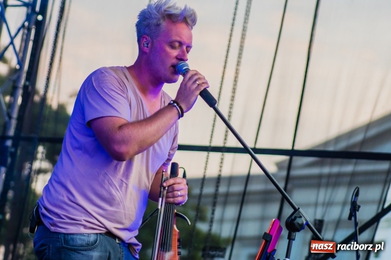 Zdjęcie w galerii na portalu naszraciborz.pl: Bartnicky Band rozgrzewał publikę na pl. Długosza FOTO i WIDEO wiadomości z regionu