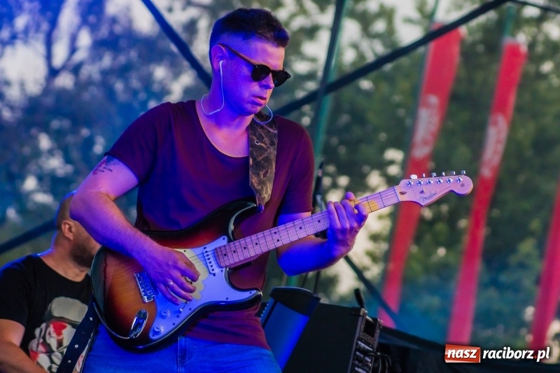 Zdjęcie w galerii na portalu naszraciborz.pl: Bartnicky Band rozgrzewał publikę na pl. Długosza FOTO i WIDEO wiadomości z regionu