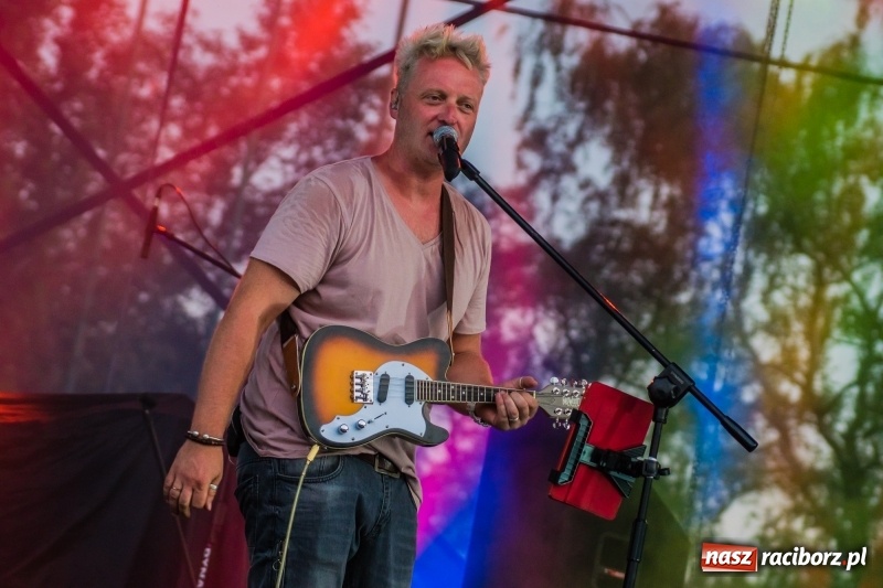 Zdjęcie w galerii na portalu naszraciborz.pl: Bartnicky Band rozgrzewał publikę na pl. Długosza FOTO i WIDEO wiadomości z regionu