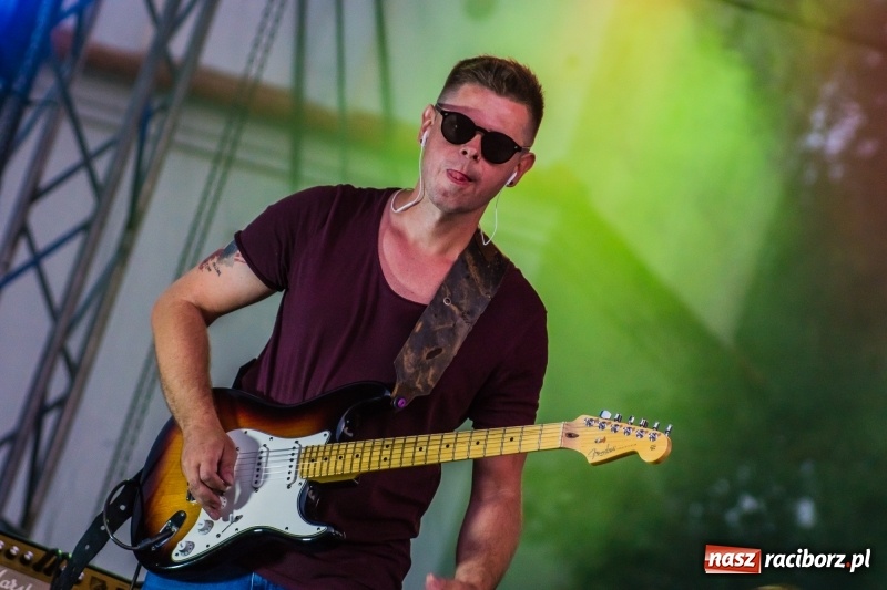 Zdjęcie w galerii na portalu naszraciborz.pl: Bartnicky Band rozgrzewał publikę na pl. Długosza FOTO i WIDEO wiadomości z regionu