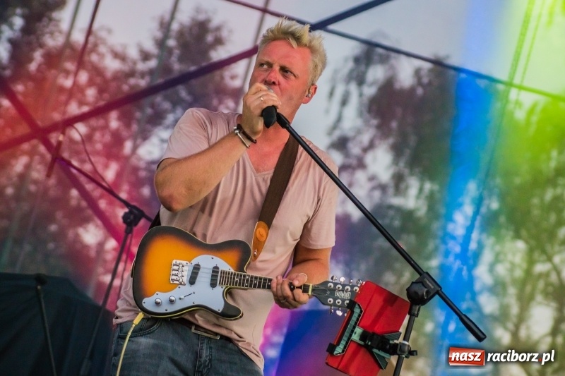 Zdjęcie w galerii na portalu naszraciborz.pl: Bartnicky Band rozgrzewał publikę na pl. Długosza FOTO i WIDEO wiadomości z regionu