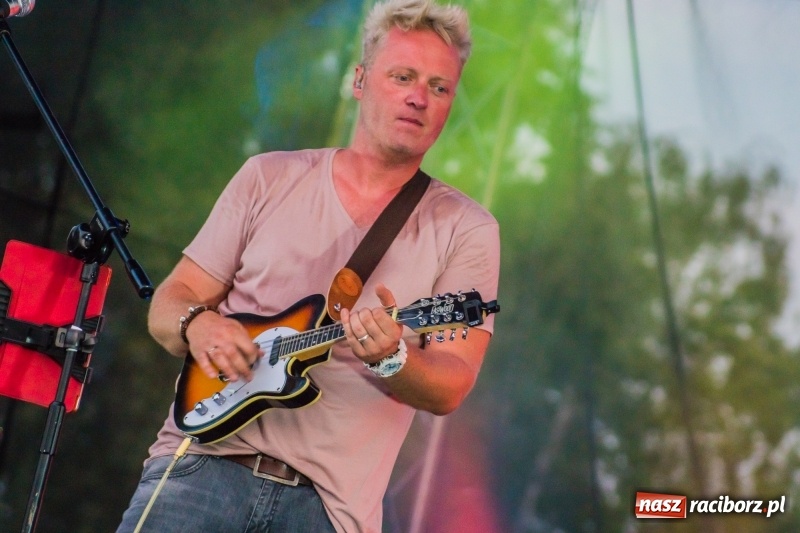 Zdjęcie w galerii na portalu naszraciborz.pl: Bartnicky Band rozgrzewał publikę na pl. Długosza FOTO i WIDEO wiadomości z regionu
