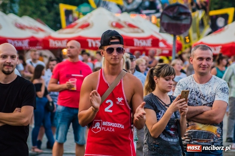 Zdjęcie w galerii na portalu naszraciborz.pl: Bartnicky Band rozgrzewał publikę na pl. Długosza FOTO i WIDEO wiadomości z regionu