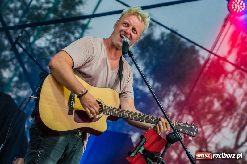 Zdjęcie w galerii na portalu naszraciborz.pl: Bartnicky Band rozgrzewał publikę na pl. Długosza FOTO i WIDEO wiadomości z regionu