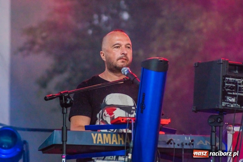 Zdjęcie w galerii na portalu naszraciborz.pl: Bartnicky Band rozgrzewał publikę na pl. Długosza FOTO i WIDEO wiadomości z regionu