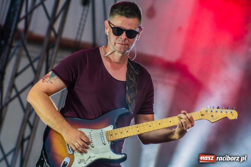 Zdjęcie w galerii na portalu naszraciborz.pl: Bartnicky Band rozgrzewał publikę na pl. Długosza FOTO i WIDEO wiadomości z regionu