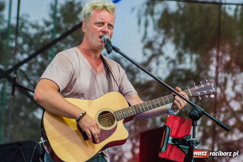 Zdjęcie w galerii na portalu naszraciborz.pl: Bartnicky Band rozgrzewał publikę na pl. Długosza FOTO i WIDEO wiadomości z regionu