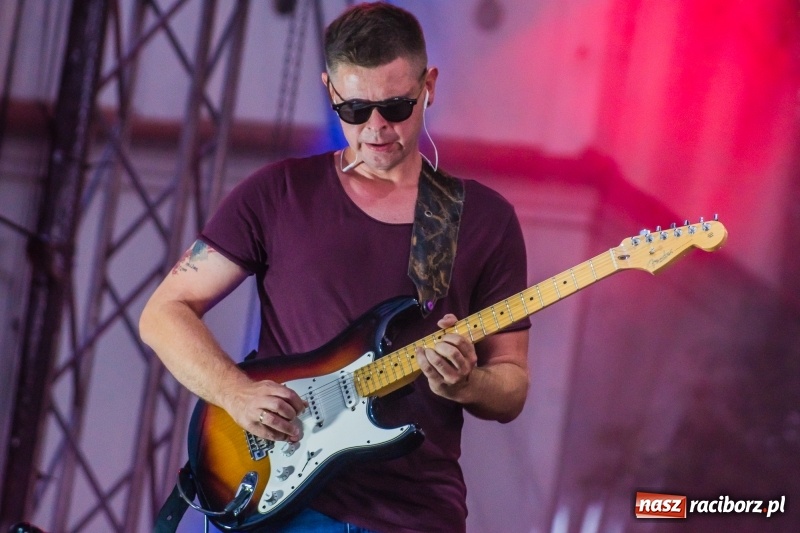 Zdjęcie w galerii na portalu naszraciborz.pl: Bartnicky Band rozgrzewał publikę na pl. Długosza FOTO i WIDEO wiadomości z regionu