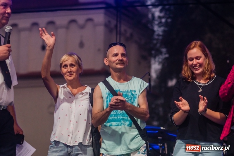 Zdjęcie w galerii na portalu naszraciborz.pl: Zażarta rywalizacja o kosze wędlin Ernestyna Janety wiadomości z regionu