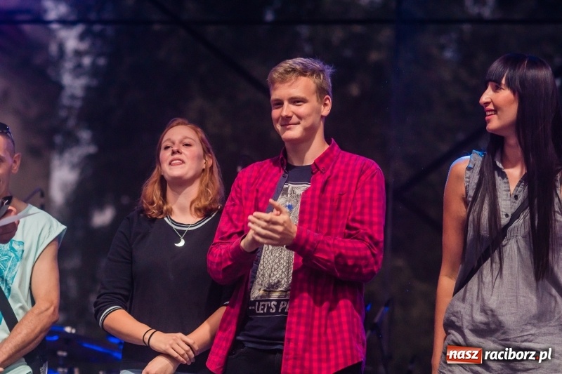 Zdjęcie w galerii na portalu naszraciborz.pl: Zażarta rywalizacja o kosze wędlin Ernestyna Janety wiadomości z regionu