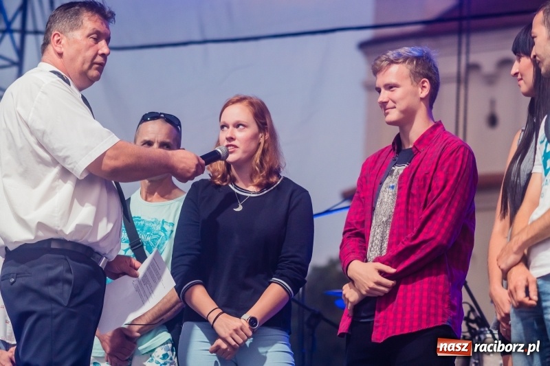 Zdjęcie w galerii na portalu naszraciborz.pl: Zażarta rywalizacja o kosze wędlin Ernestyna Janety wiadomości z regionu