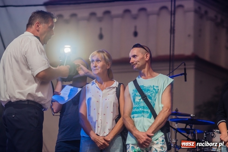 Zdjęcie w galerii na portalu naszraciborz.pl: Zażarta rywalizacja o kosze wędlin Ernestyna Janety wiadomości z regionu