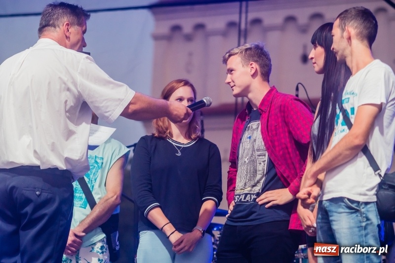 Zdjęcie w galerii na portalu naszraciborz.pl: Zażarta rywalizacja o kosze wędlin Ernestyna Janety wiadomości z regionu