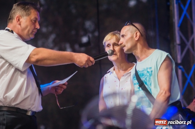 Zdjęcie w galerii na portalu naszraciborz.pl: Zażarta rywalizacja o kosze wędlin Ernestyna Janety wiadomości z regionu