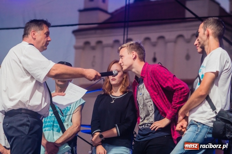 Zdjęcie w galerii na portalu naszraciborz.pl: Zażarta rywalizacja o kosze wędlin Ernestyna Janety wiadomości z regionu