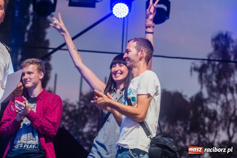 Zdjęcie w galerii na portalu naszraciborz.pl: Zażarta rywalizacja o kosze wędlin Ernestyna Janety wiadomości z regionu