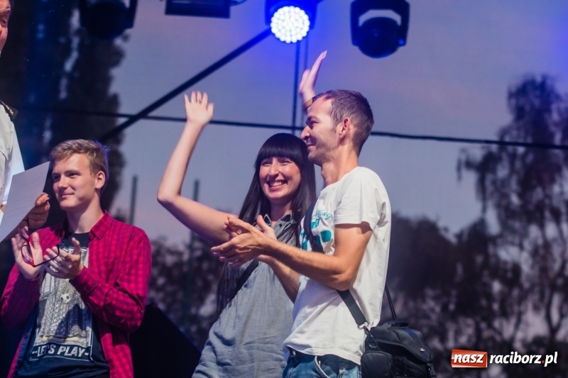 Zdjęcie w galerii na portalu naszraciborz.pl: Zażarta rywalizacja o kosze wędlin Ernestyna Janety wiadomości z regionu