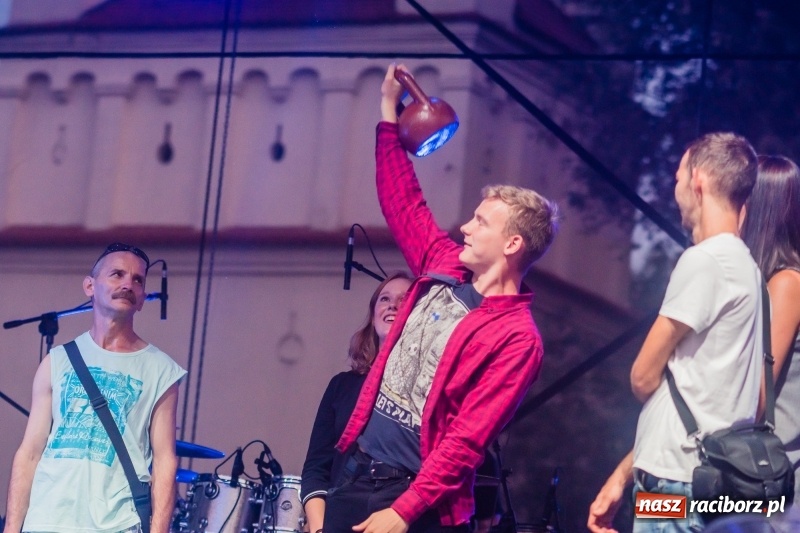 Zdjęcie w galerii na portalu naszraciborz.pl: Zażarta rywalizacja o kosze wędlin Ernestyna Janety wiadomości z regionu