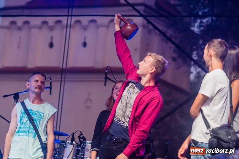 Zdjęcie w galerii na portalu naszraciborz.pl: Zażarta rywalizacja o kosze wędlin Ernestyna Janety wiadomości z regionu