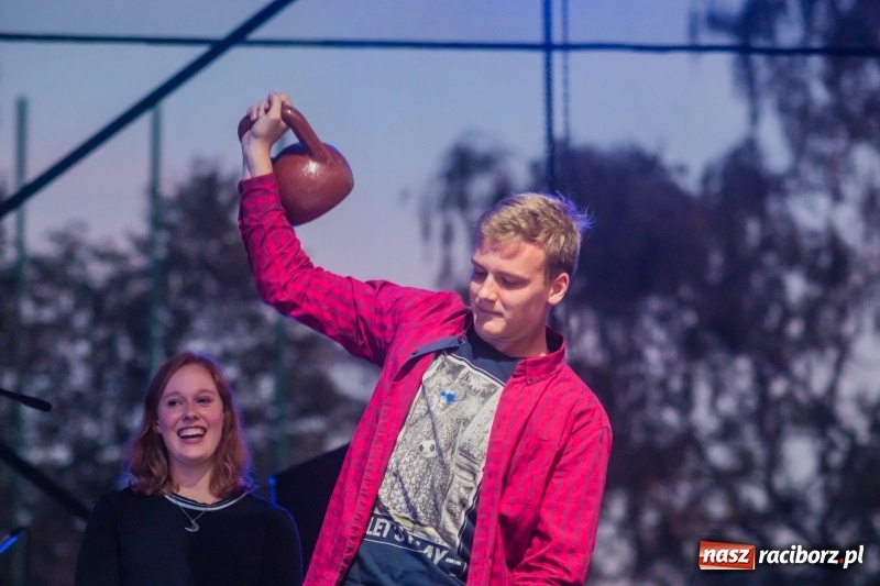 Zdjęcie w galerii na portalu naszraciborz.pl: Zażarta rywalizacja o kosze wędlin Ernestyna Janety wiadomości z regionu