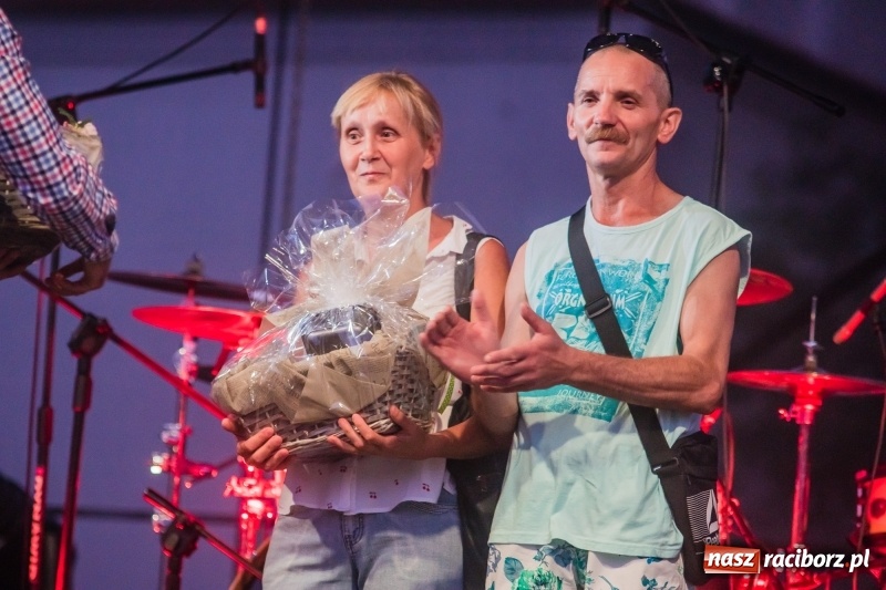 Zdjęcie w galerii na portalu naszraciborz.pl: Zażarta rywalizacja o kosze wędlin Ernestyna Janety wiadomości z regionu