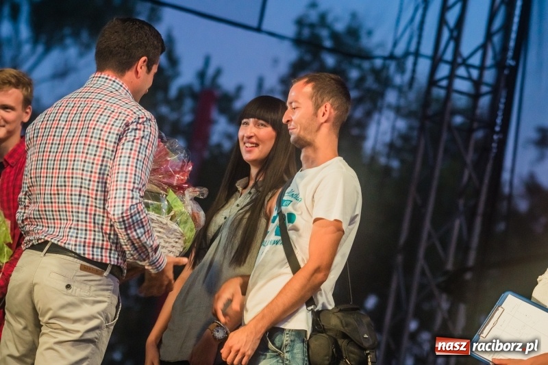 Zdjęcie w galerii na portalu naszraciborz.pl: Zażarta rywalizacja o kosze wędlin Ernestyna Janety wiadomości z regionu