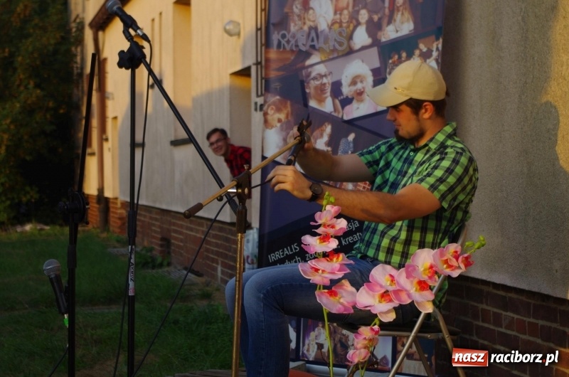 Zdjęcie w galerii na portalu naszraciborz.pl: Letni plenerowy wieczór kabaretowy w Pietraszynie  wiadomości z regionu
