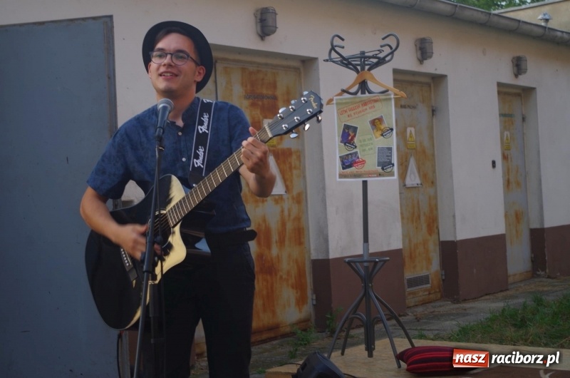 Zdjęcie w galerii na portalu naszraciborz.pl: Letni plenerowy wieczór kabaretowy w Pietraszynie  wiadomości z regionu