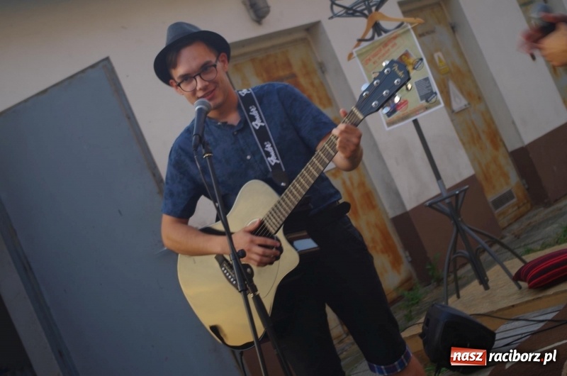 Zdjęcie w galerii na portalu naszraciborz.pl: Letni plenerowy wieczór kabaretowy w Pietraszynie  wiadomości z regionu