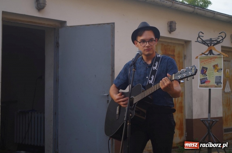 Zdjęcie w galerii na portalu naszraciborz.pl: Letni plenerowy wieczór kabaretowy w Pietraszynie  wiadomości z regionu