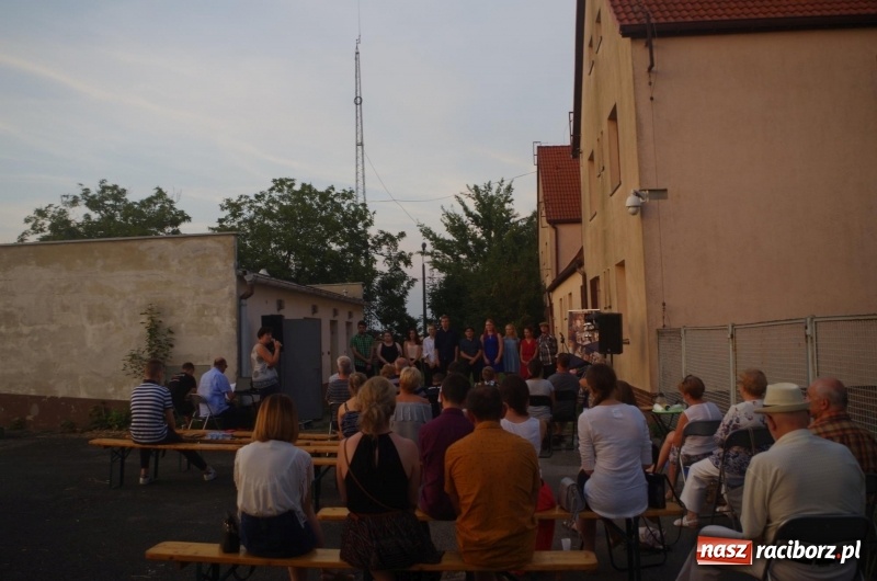 Zdjęcie w galerii na portalu naszraciborz.pl: Letni plenerowy wieczór kabaretowy w Pietraszynie  wiadomości z regionu